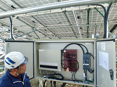 太陽光発電パネル接続箱内の点検